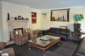 Living area - Amakhaya Lodge, Hout Bay, Cape Town (Cape Town)
