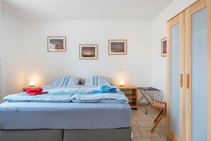1 habitación, tabla de planchar con plancha, wifi gratis y ropa de cama 