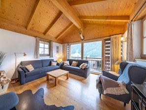 Una sala acogedora con un conjunto de sofás, una mesa de centro y una chimenea.