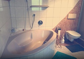 Een haardroger, een bidet, handdoeken, zeep