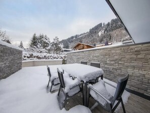 Outdoor dining - Elegant Neukirchen Apartment for 8 (Neukirchen am Großvenediger)