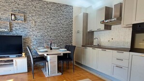 อพาร์ทเมนท์ (One Bedroom Apartment with Balcony) | ห้องนั่งเล่น | ทีวีจอแบน 32 นิ้ว พร้อมช่องเคเบิล