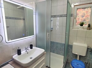 Appartement (One Bedroom Apartment with Balcony) | Badkamer | Een douche, handdoeken
