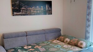 อพาร์ทเมนท์ (One Bedroom Apartment with Balcony) | ห้องนั่งเล่น | ทีวีจอแบน 32 นิ้ว พร้อมช่องเคเบิล