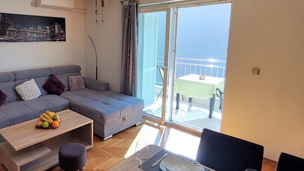 อพาร์ทเมนท์ (One Bedroom Apartment with Balcony) | ห้องนั่งเล่น | ทีวีจอแบน 32 นิ้ว พร้อมช่องเคเบิล