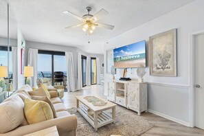 Condo Prestigio, 1 habitación, cocina, vista a la playa | Sala de estar | Smart TV de 55 pulgadas con canales por cable 