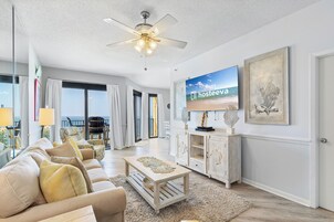 Signature Condo, 1 Bedroom, Kitchen, Beach View | Ruang tamu | 55 inci sebuah televisyen pintar dengan kabel 