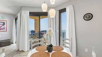 Kondominium Khas, 1 kamar tidur, dapur, pemandangan pantai | Makan di kamar