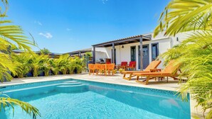 Una piscina al aire libre