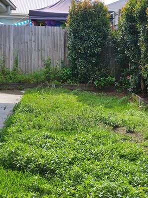 House, 3 Bedrooms, Accessible, Smoking | Garden - Big Home to Share With a Small Family (Bellbird Park)