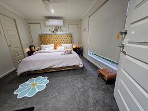 3 bedrooms - Big Home to Share With a Small Family (Bellbird Park)