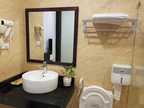 Quarto quádruplo básico | Banheiro | Chuveiro, produtos de toalete grátis, secador de cabelo