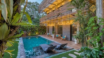 2 kolam renang terbuka