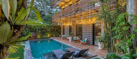 2 outdoor pools