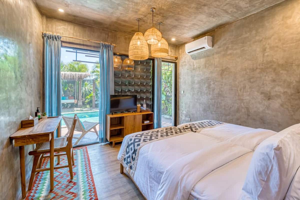 1 habitación, caja de seguridad en la habitación y escritorio