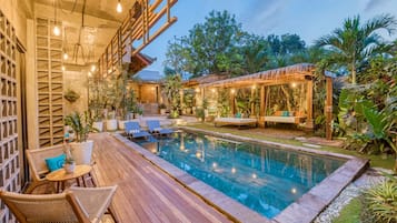 2 من حمّامات السباحة الخارجية