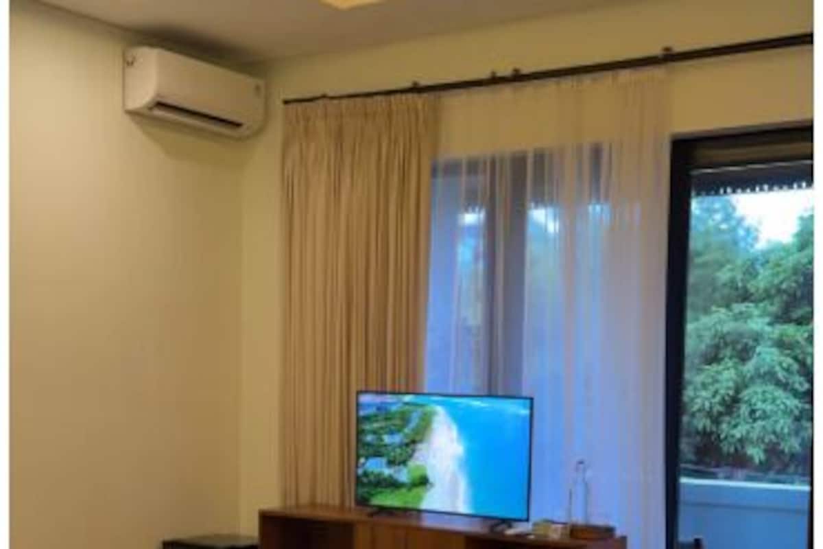 Dubbelrum | Värdeförvaringsskåp på rummet, skrivbord och arbetsyta för laptop