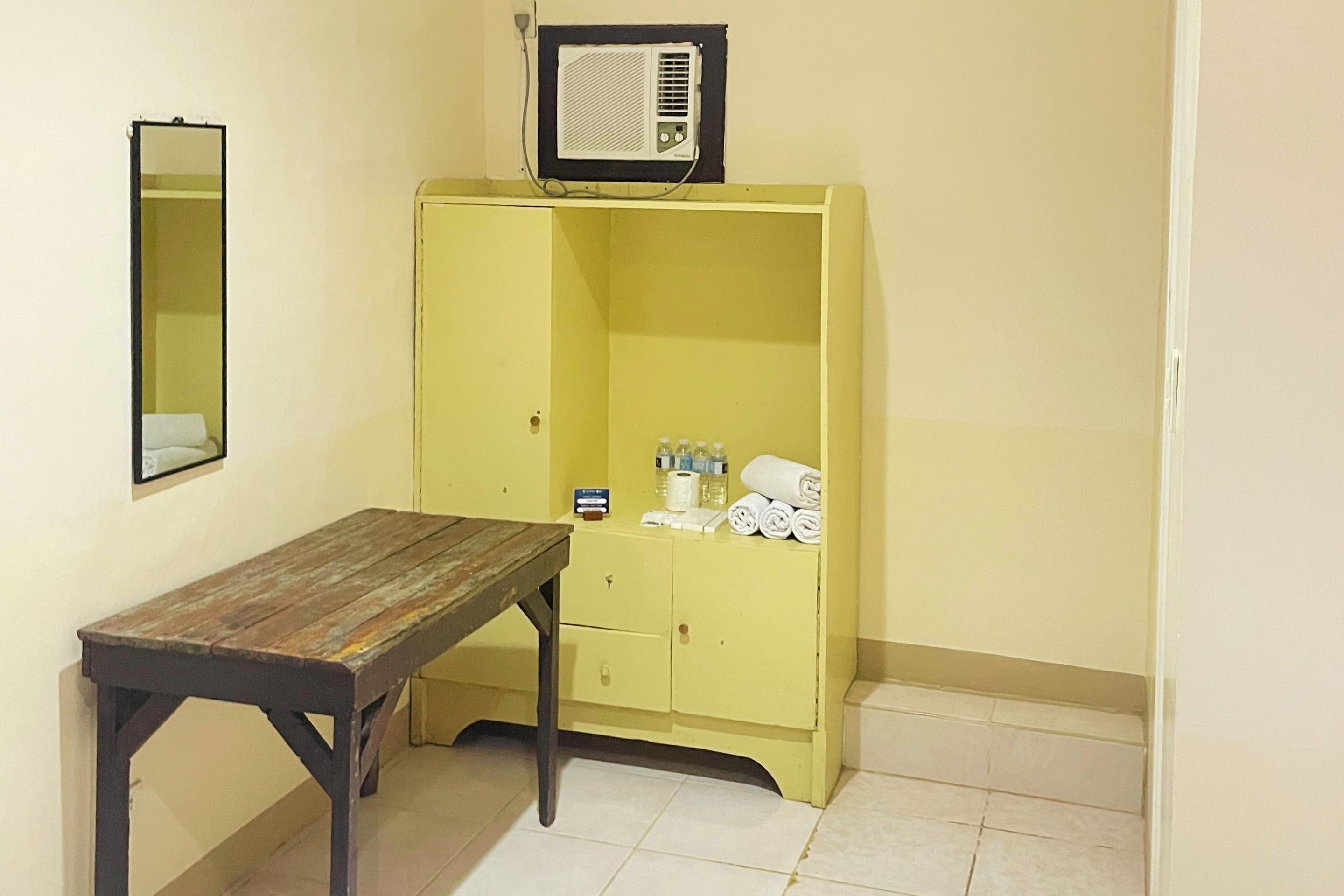 Habitación cuádruple, vista al jardín | Escritorio, wifi gratis y ropa de cama 