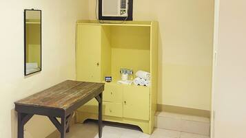 Habitación cuádruple, vista al jardín | Escritorio, wifi gratis y ropa de cama