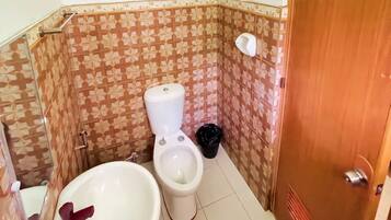 Un baño con inodoro, bidé y lavabo.