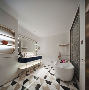 Phòng 2 giường đơn Elite | Phòng tắm | Máy sấy tóc, áo choàng tắm, dép đi trong nhà, khăn tắm 