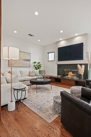 Smart TV, fireplace - Village Vistas - Walk to Beach and LJ Village, AC & Spa (La Jolla)