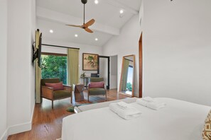 5 bedrooms, desk, iron/ironing board, free WiFi - Village Vistas - Walk to Beach and LJ Village, AC & Spa (La Jolla)