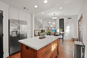 Dining - Village Vistas - Walk to Beach and LJ Village, AC & Spa (La Jolla)