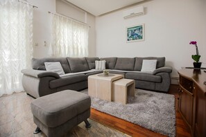 Smart TV, lareira, mesa de pingue-pongue