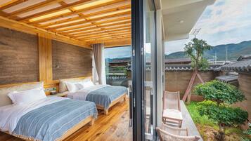 Superior-Doppel- oder -Zweibettzimmer, Mehrere Betten, Nichtraucher, Hügelblick | Schreibtisch, laptopgeeigneter Arbeitsplatz, Verdunkelungsvorhänge