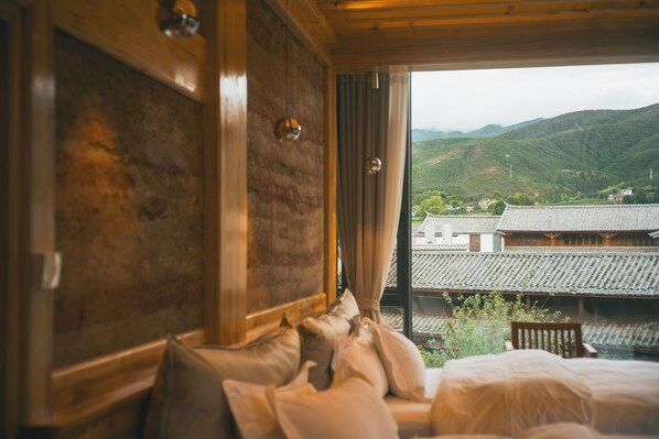 Escritorio, espacio para trabajar con laptop y cortinas blackout 