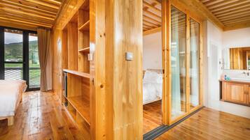 Escritorio, espacio para trabajar con laptop y cortinas blackout