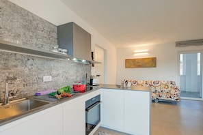 Fridge, oven, stovetop, dishwasher
