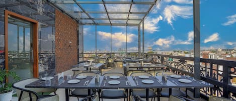 Se ofrece un desayuno típico de la región (500 INR por persona)