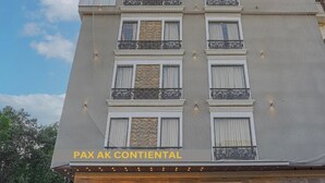 Un hotel de varios pisos con un cartel que dice "PAX AK CONTINENTAL".