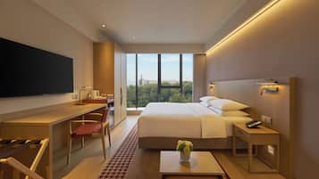1 King Bed | Down comforters, in-room safe, desk, laptop workspace