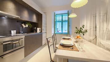 Studio (Classic Studio Apartment) | Privékeuken | Een koelkast