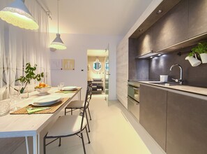 Studio (Classic Studio Apartment) | Privékeuken | Een koelkast