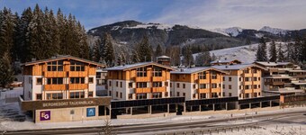 Estudio cerca de la pista con zona de bienestar