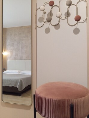 Tallelokero huoneessa, pimennysverhot, silitysrauta/-lauta