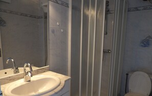 Shower, hair dryer - St Cyprien, feet in the water (Saint-Cyprien)