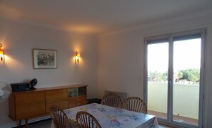 Dining - St Cyprien, feet in the water (Saint-Cyprien)