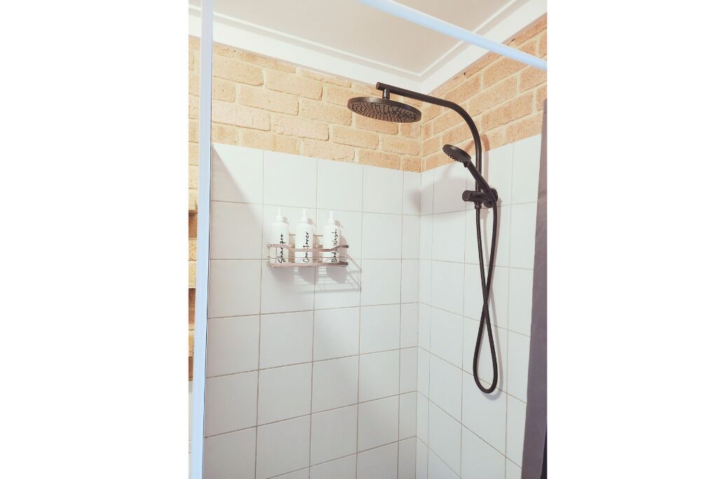 Een douche, een haardroger, zeep
