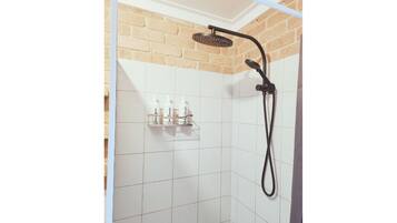 Een douche, een haardroger, zeep