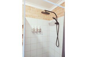 Een douche, een haardroger, zeep