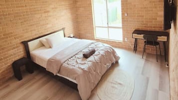 3 bedrooms, desk, WiFi, bed sheets