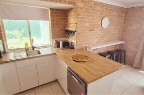 Frigorífico, microondas, placa de cocina y lavavajillas