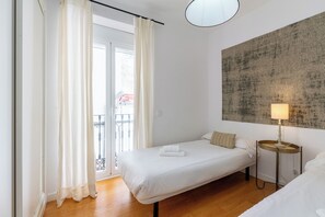 2 habitaciones, tabla de planchar con plancha y cuna de viaje