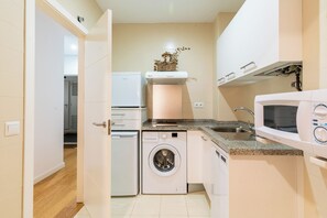 Fridge, microwave, dishwasher, coffee/tea maker - Alhóndiga Bajo. 1-bedroom in the centre (Sevilla)