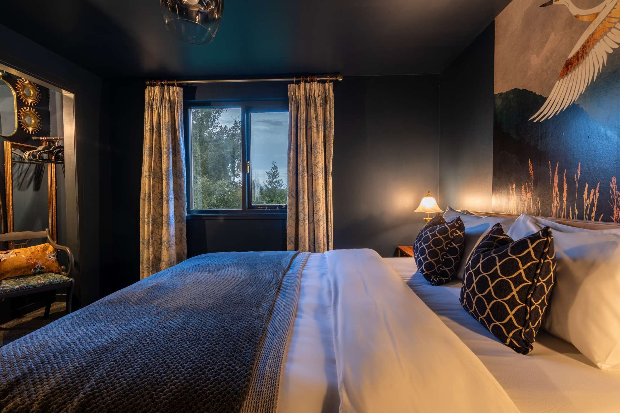 5 bedrooms, iron/ironing board, WiFi, bed sheets